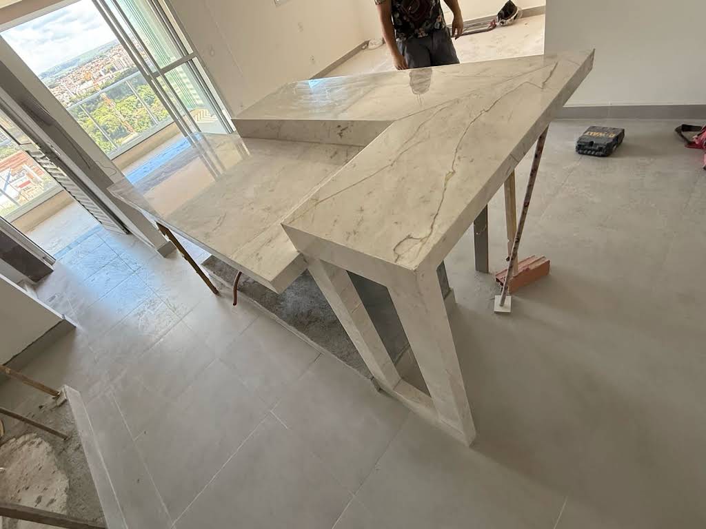 Ilha e bancada de cozinha em pedra clara durante a instalação